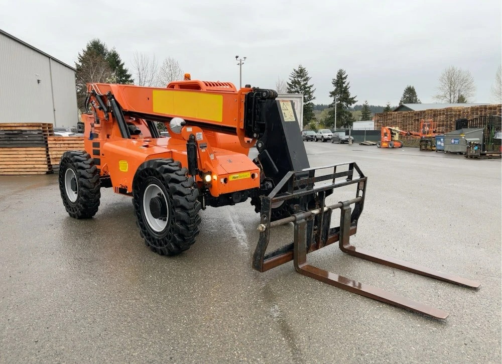 2017 SKYTRAK 6042 42' 6,000 LBS TELESCOPIC REACH FORKLIFT - Inventory #13842