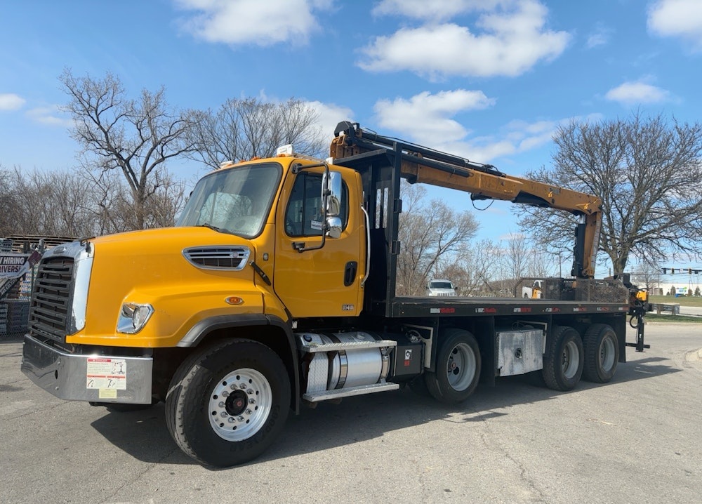 2016 FREIGHTLINER 114SD TRIA FLATBED HIAB 322E-5 BOOM CRANE TRUCK - Inventory #67239 - Image 2